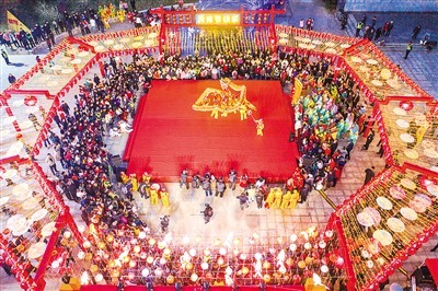 2月19日，在浙江省宁波市北仑区柴桥街道，艺人进行舞龙展演。蒋晓东摄（新华社发）