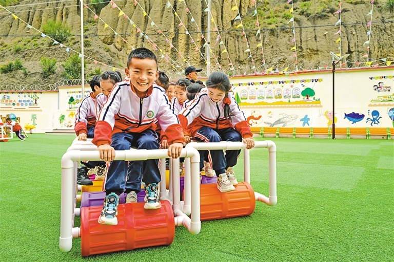 昌都市边坝县第一小学学生在课间快乐地玩耍。 本报记者 丹增群培 摄