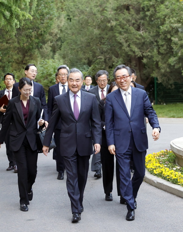 5月13日,王毅同韩国外长赵兑烈在北京举行会谈。(外交部网站)