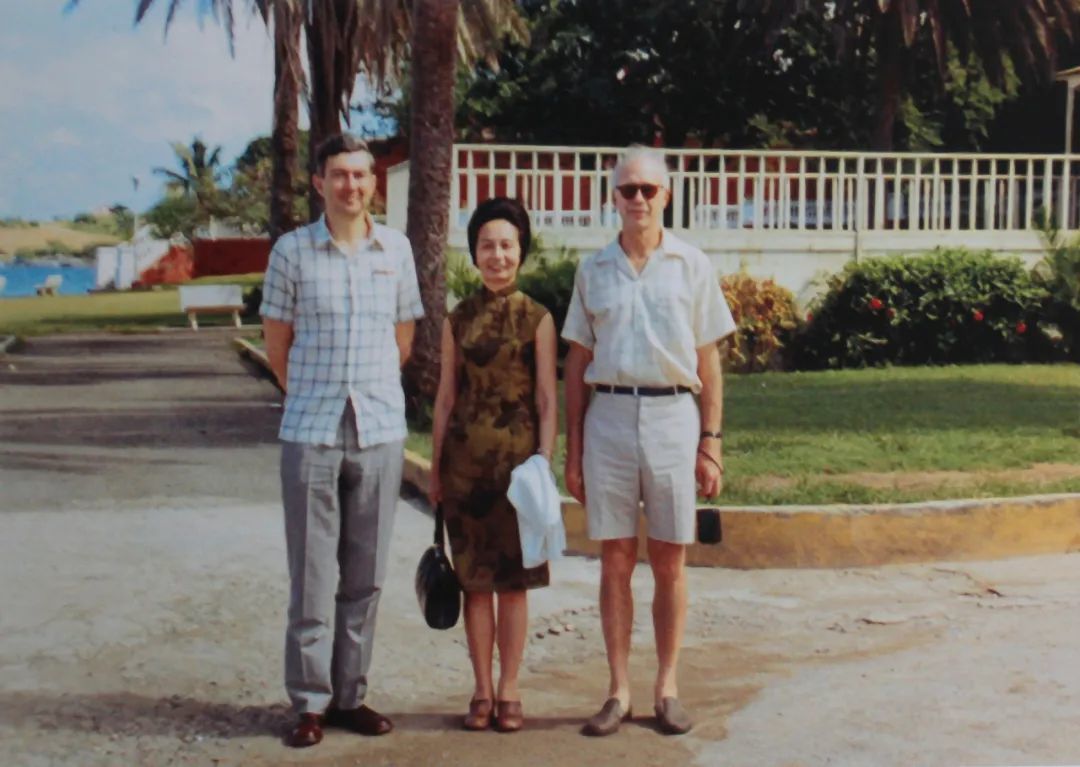 1970年代，在美国出席学术会议时与哈佛大学亚洲系主任海陶玮教授（右）、法国侯思孟教授（左）合影
