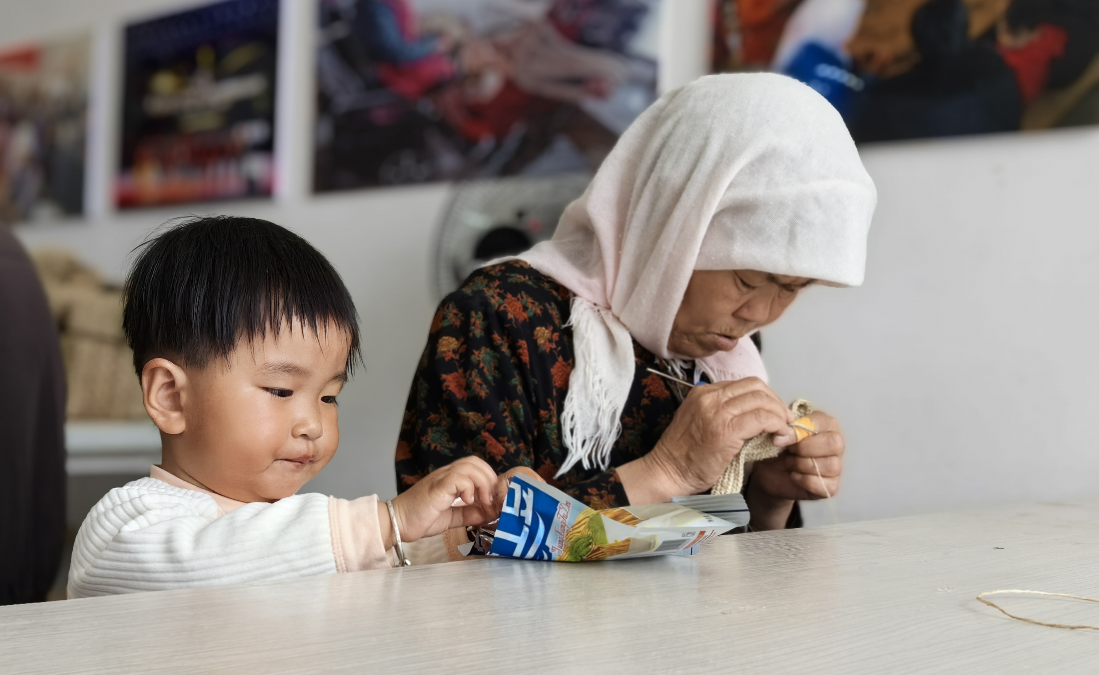 干活不耽误带孙子。