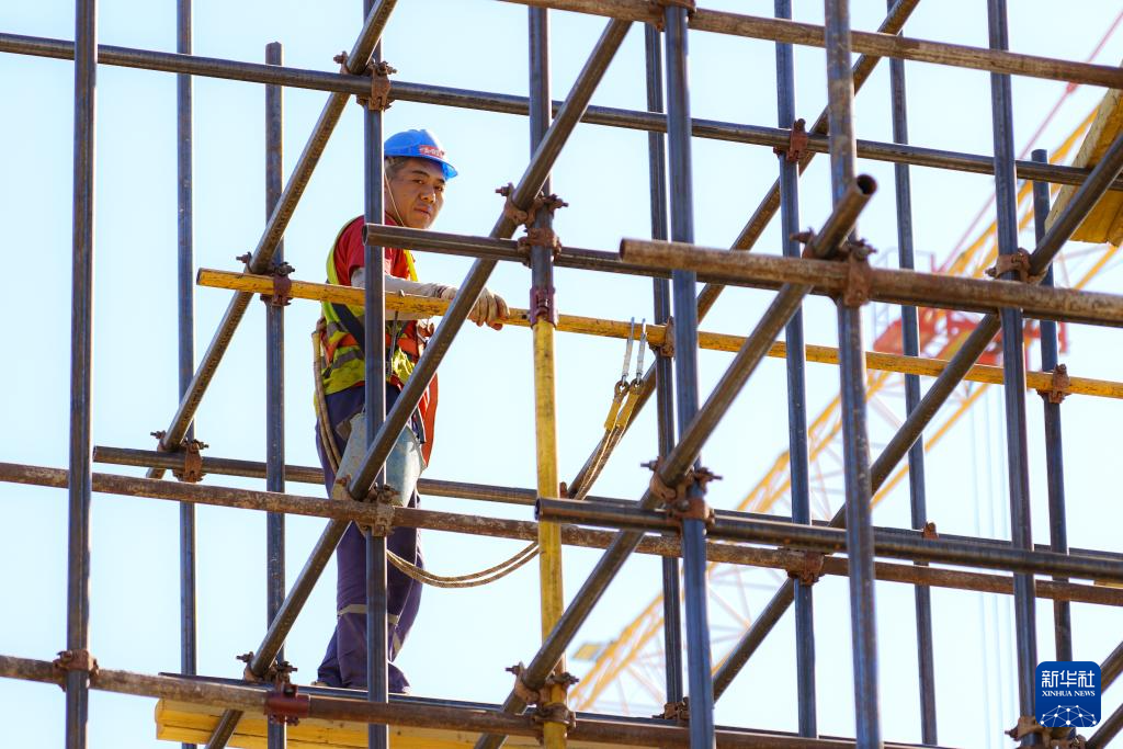 工人在乌兹别克斯坦首都塔什干的奥林匹克城项目工地工作（2023年8月13日摄）。 新华社发(扎法尔摄)