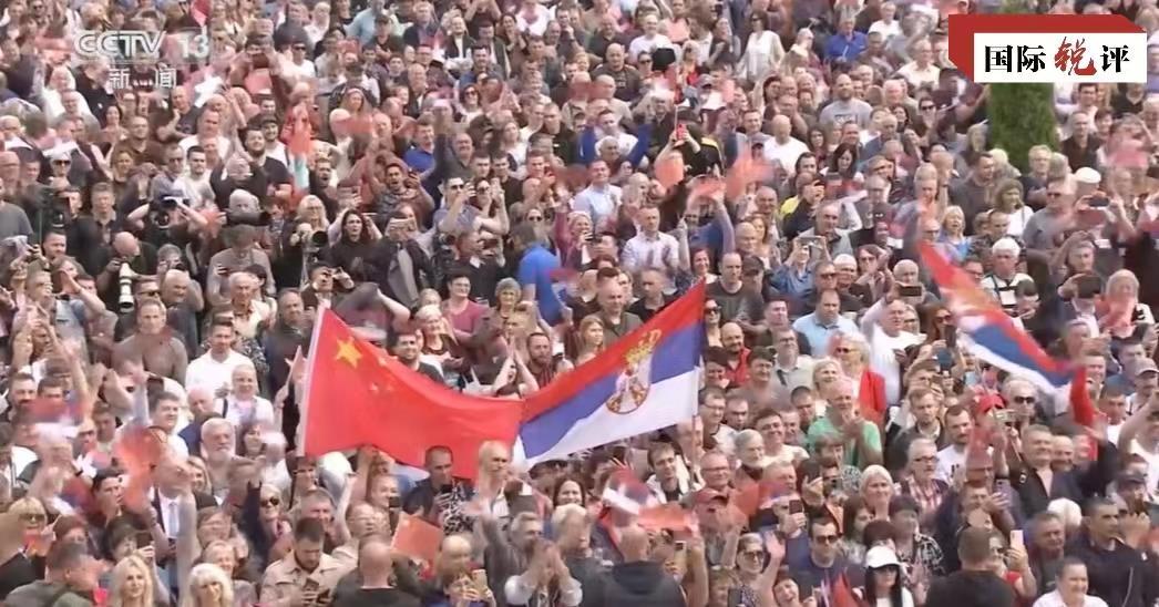 塞尔维亚民众挥舞中塞两国国旗欢迎习主席到访