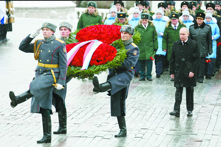 2月23日是俄罗斯的祖国保卫者日。图为俄罗斯总统普京在莫斯科亚历山大花园无名烈士墓参加敬献花圈仪式。（视觉中国）