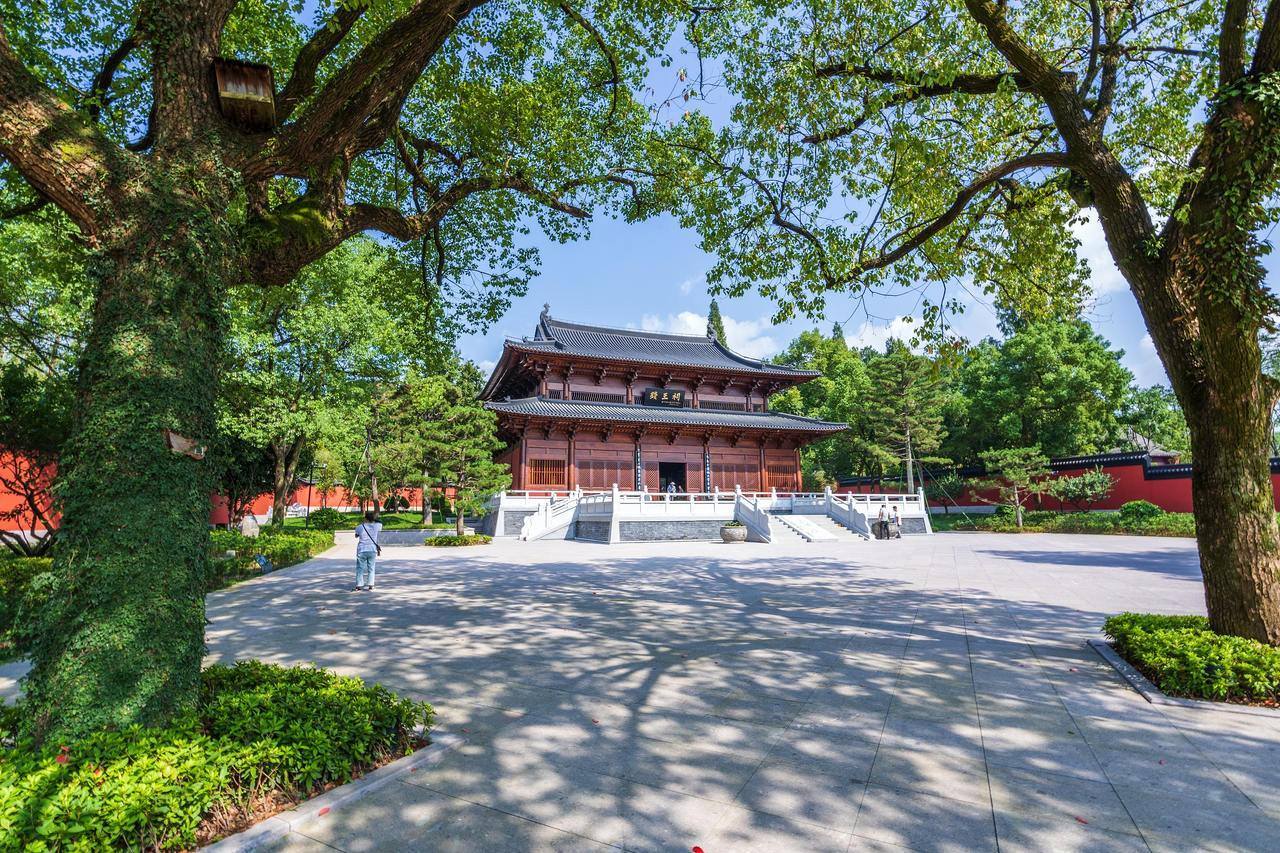 杭州临安钱王陵公园里的钱王祠。图源视觉中国。