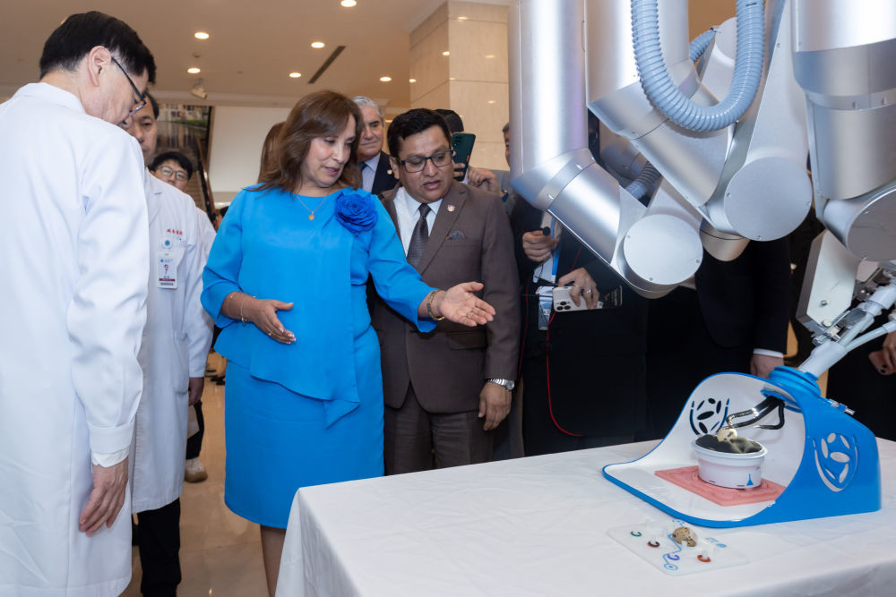 6月27日，秘鲁总统博鲁阿尔特在瑞金医院参观手术机器人等最新医疗成果。新华社记者王翔 摄
