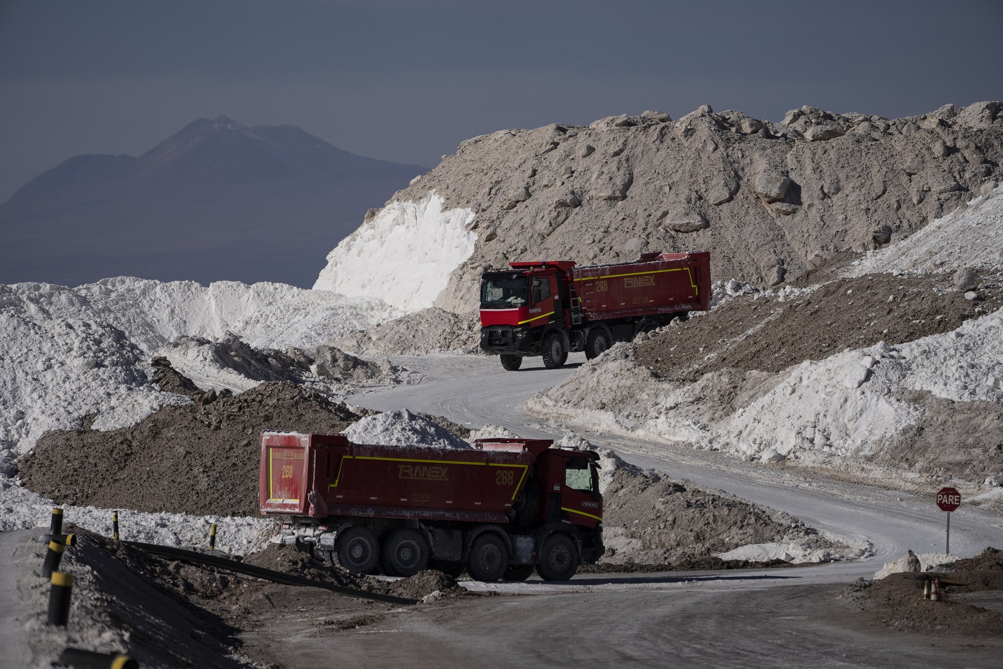 智利阿塔卡马沙漠中的一处锂矿 图源：望觉中国