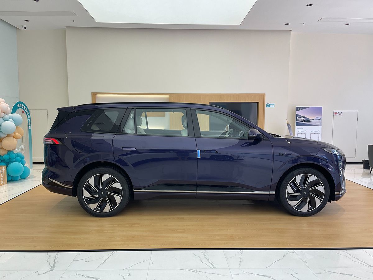 比理想L8便宜10万,也有冰箱彩电大沙发,东风eπ008实拍