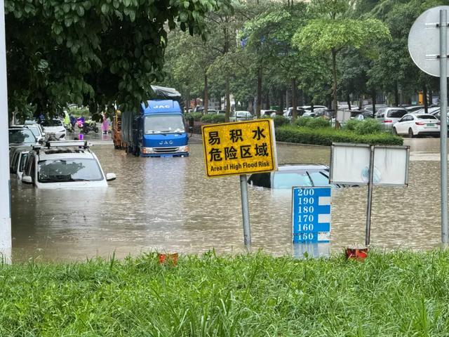特大暴雨来了！广西南宁多处积水严重，部分道路已临时交通管制