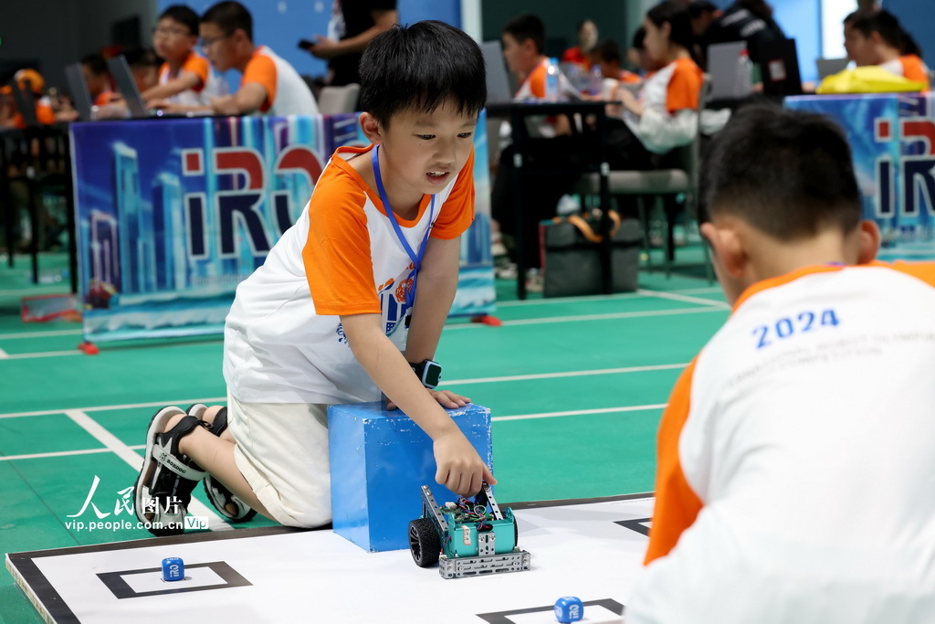 8月3日人人体育nba篮球直播，在福州高新区的福耀科技大学（暂名）综合场馆，参赛选手正在参加智能碰碰车比赛。