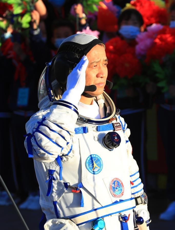 2021年6月17日,神舟十二号航天员出征仪式在酒泉卫星发射中心举行。这是航天员聂海胜在出征仪式上敬礼。新华社记者 琚振华 摄