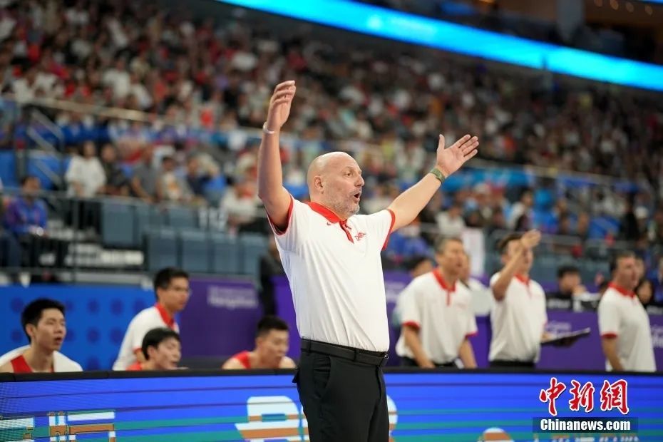 图为中国男篮主教练乔尔杰维奇指挥比赛。（资料图）中新社发 史春阳 摄
