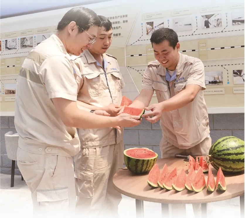 6月11日，河南省郑州东动车所为检修工人提供冰镇西瓜。孟维星 摄