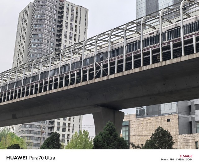 抓拍羽毛球击球瞬间,华为Pura70系列“超高速风驰闪拍”不只是快