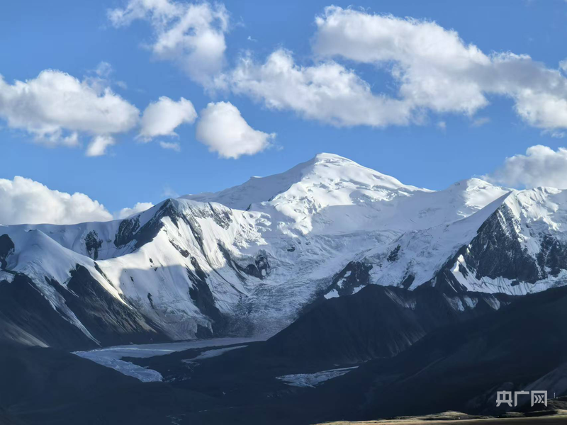 阿尼玛卿雪山（记者谭瑱 摄）