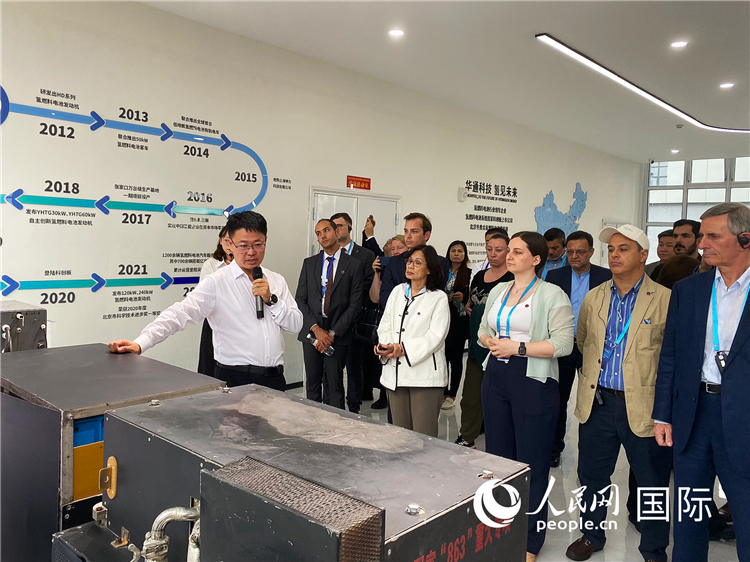 亿华通动力科技有限公司总经理于民向驻华外交官和国际组织驻华代表介绍企业发展情况。人民网记者 于洋摄
