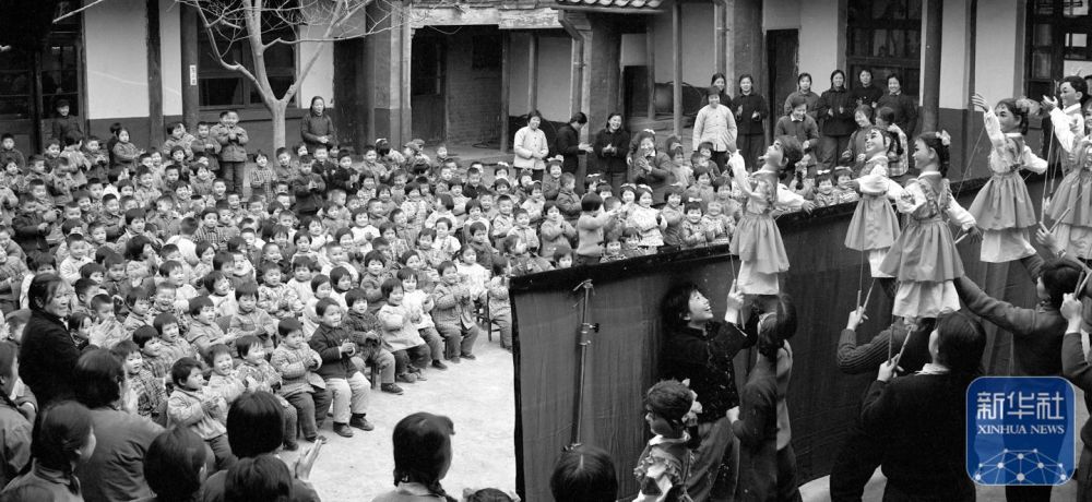 1972年4月27日，北京木偶剧团成员在市第一幼儿园为小朋友们演出。新华社发