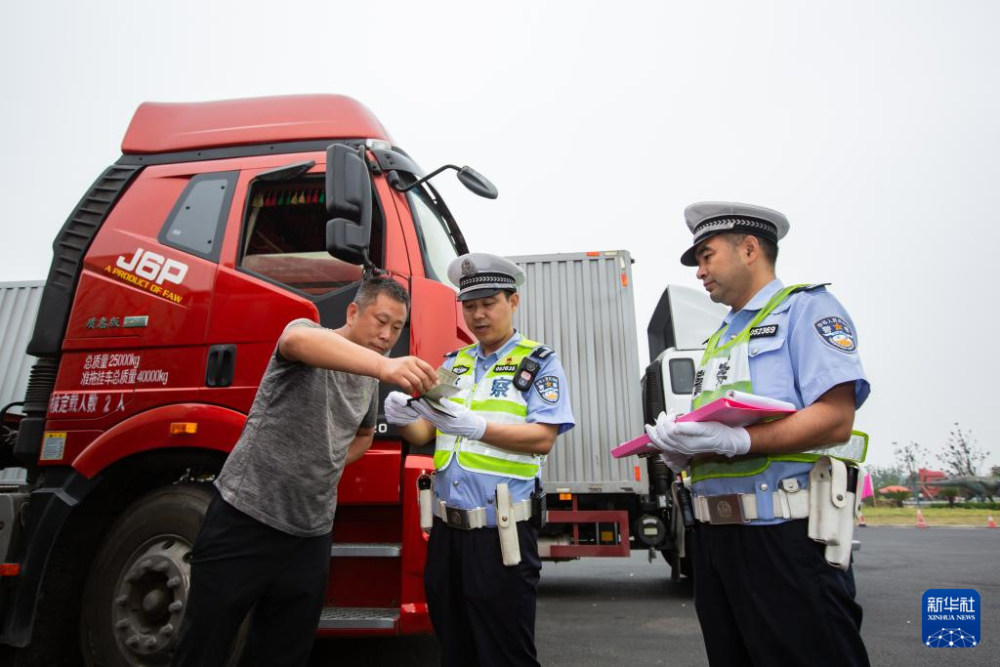 江苏省常州市公安局交警支队高速公路一大队一级警长李忠(右一)生前的