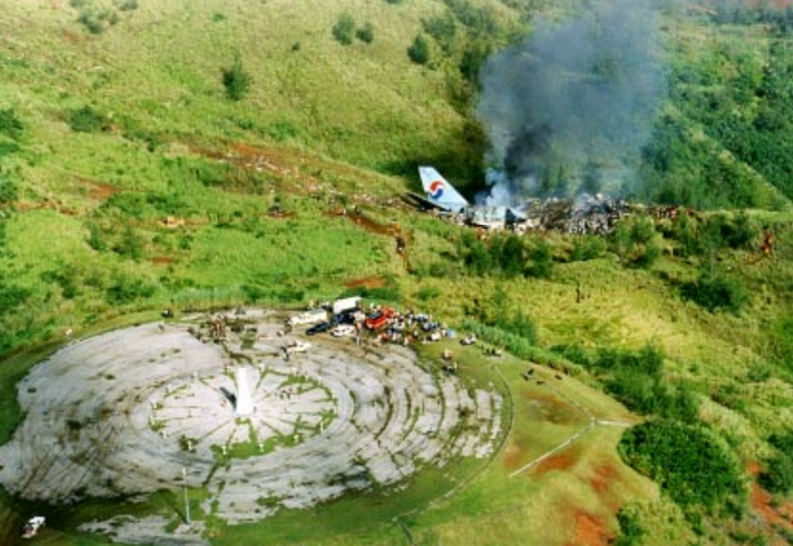 ◆1997年,大韩航空公司的一架飞机在关岛坠毁,机上229人遇难。