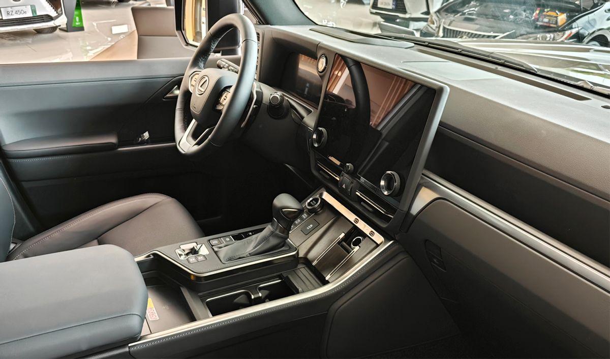 不要考虑比普拉多贵30多万值不值,大哥开心就好,雷克萨斯GX实拍