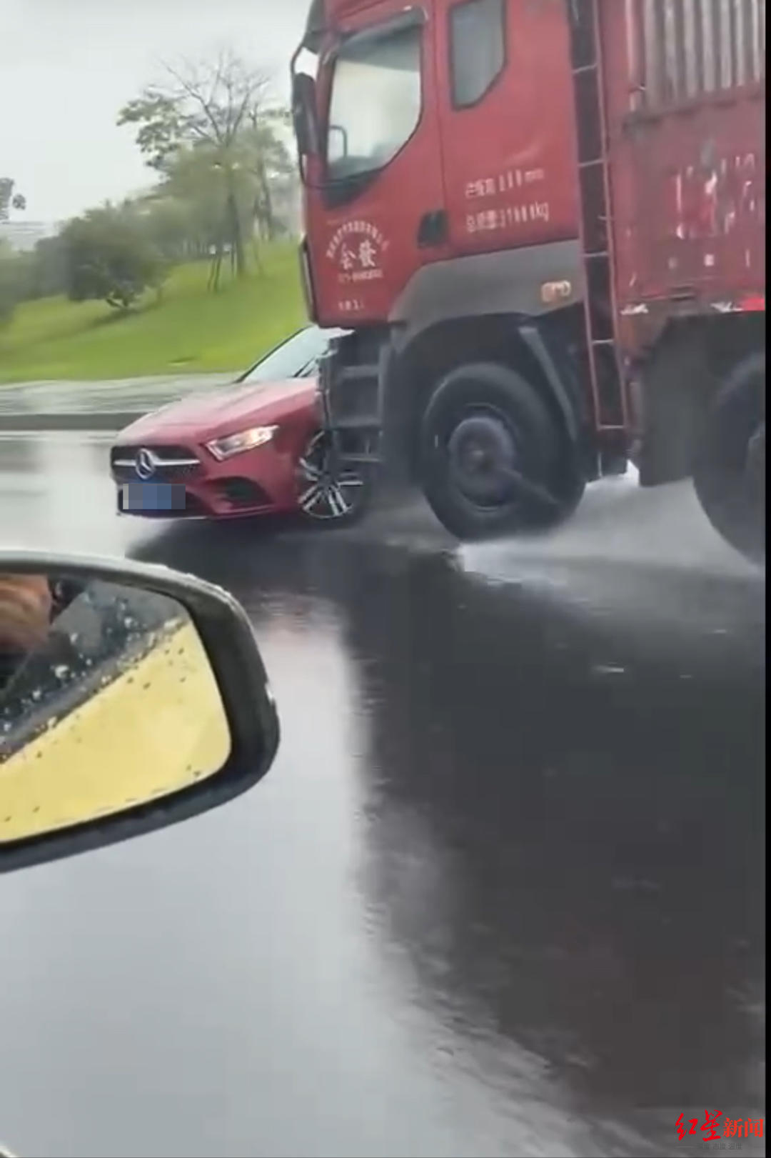 “货车雨中顶推奔驰”调查：视频显示奔驰路上变道，货车司机分心驾驶4分钟