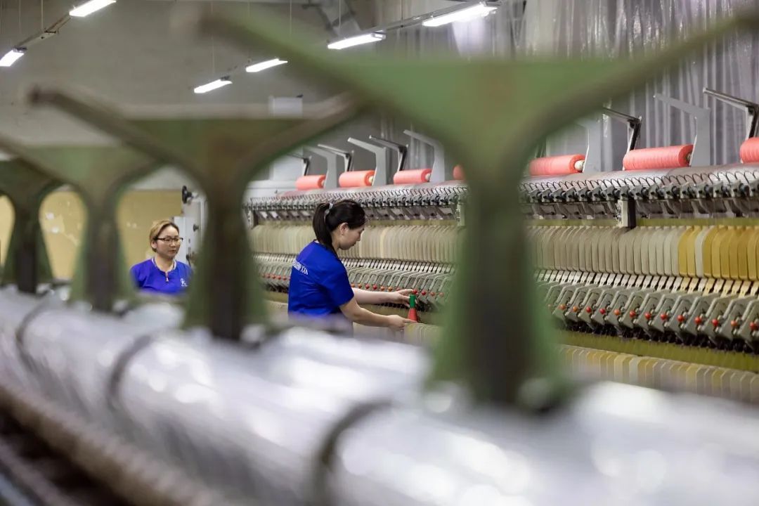 蒙古乌兰巴托，某工厂羊绒服装生产线上的员工/图源：视觉中国