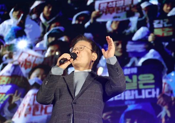 ◆11月16日，共同民主党举办的抗议集会上，李在明全力抨击来自尹锡悦的司法迫害。
