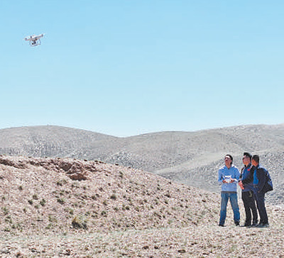 内蒙古巴彦淖尔市，工作人员利用无人机对长城遗址进行倾斜摄影3D建模。王泽浩摄