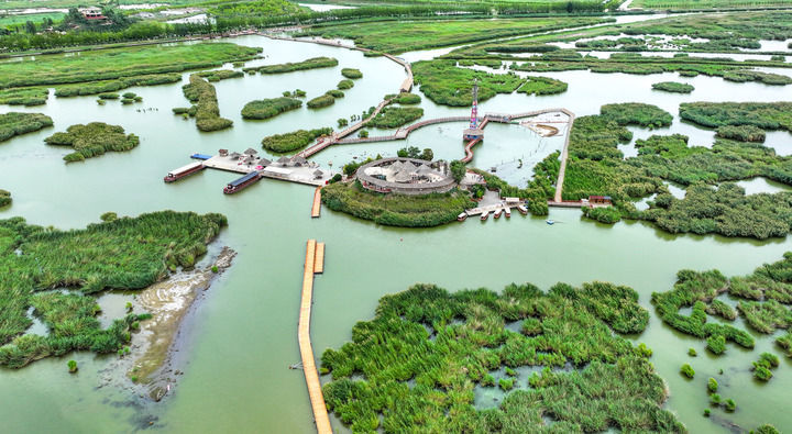 宁夏石嘴山市沙湖景区风光（2024年8月6日摄，无人机照片）。新华社记者 冯开华 摄