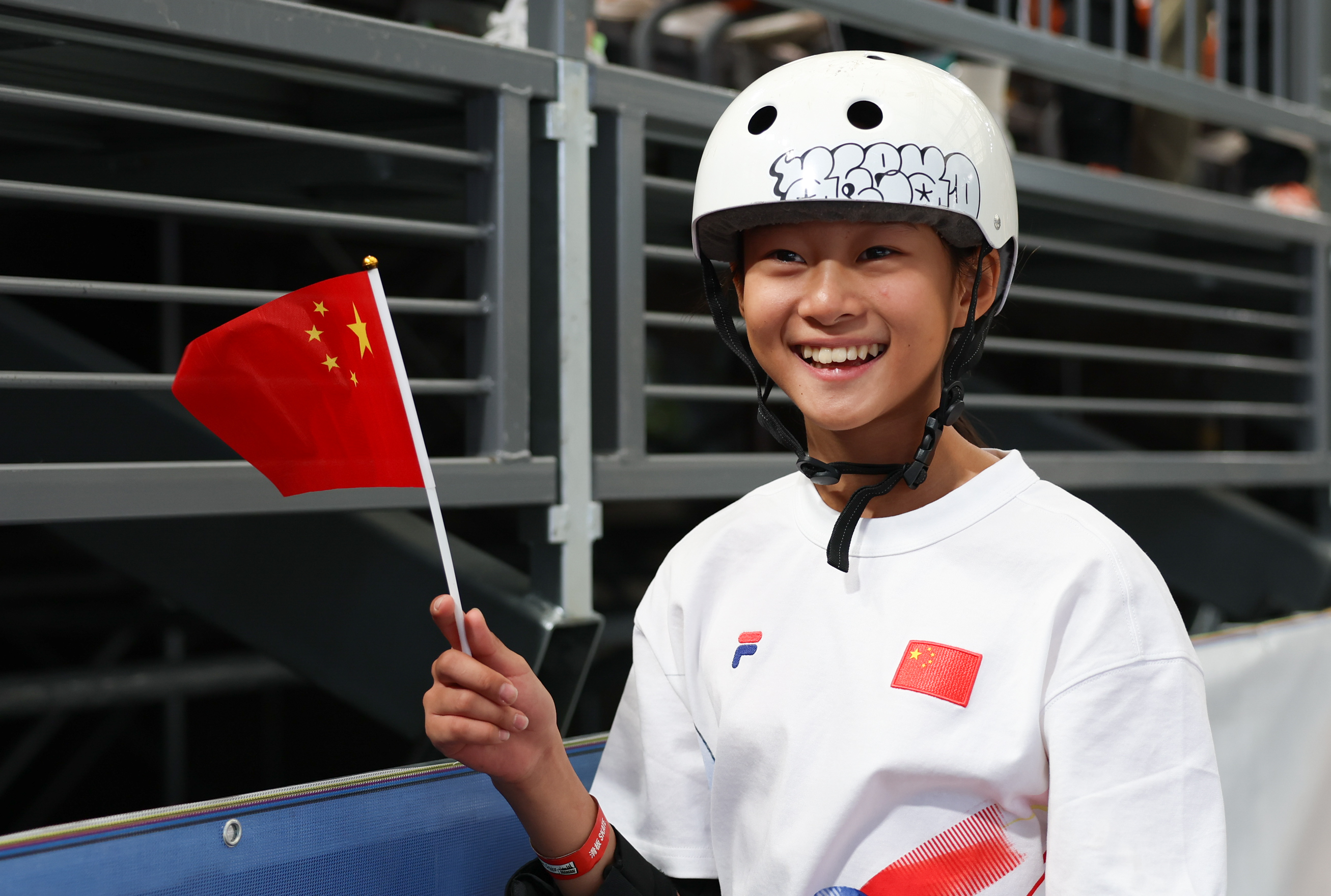 5月16日，中国选手郑好好在比赛后庆祝，当日，巴黎奥运会资格系列赛上海站滑板女子碗池预赛在上海举行。