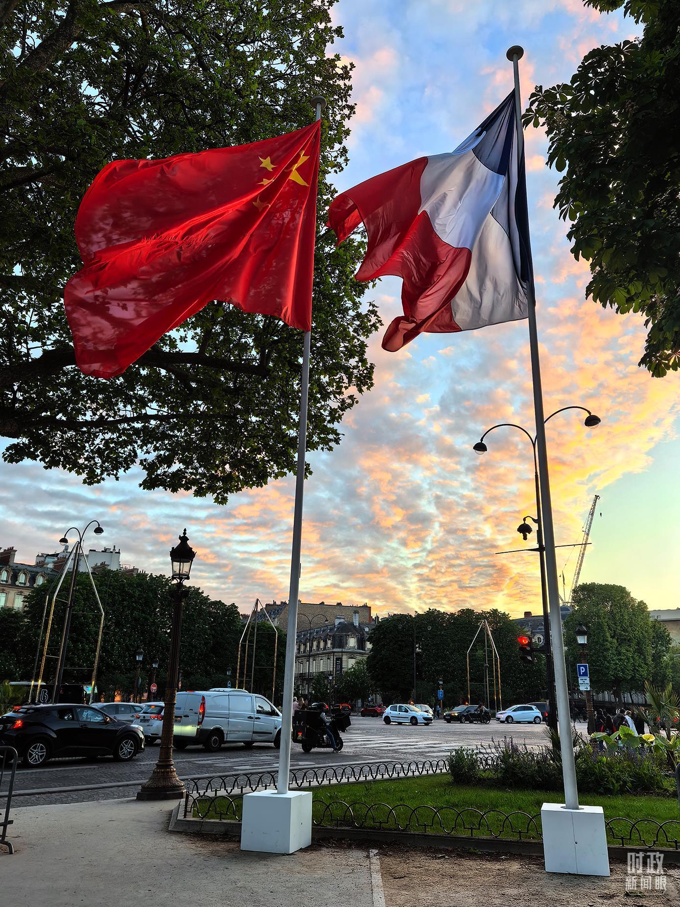 △巴黎街头悬挂的中法两国国旗。（总台国广记者吴倩拍摄）