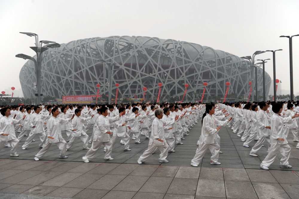 ↑2009年8月8日，34000人在“鸟巢”前进行太极拳表演，庆祝全国首个“全民健身日”。