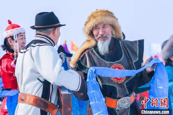 两位非遗传承人在相视弹唱蒙古族英雄史诗《江格尔》。杨辈兰 摄