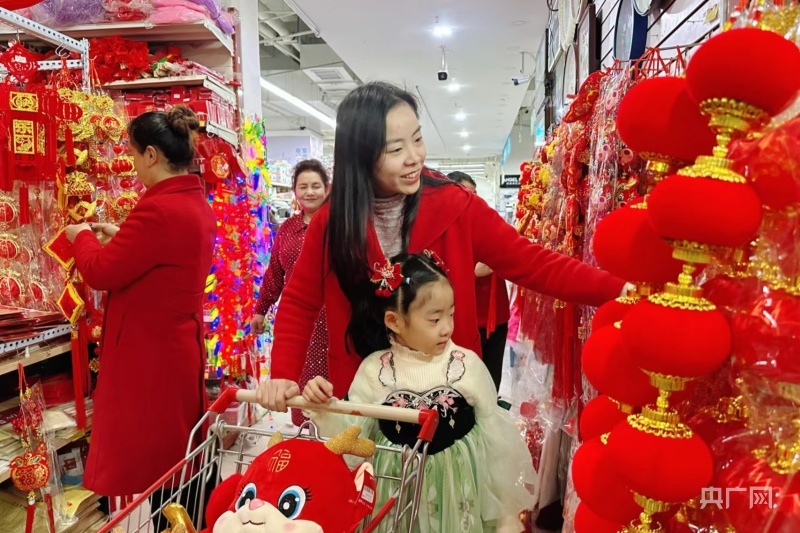 市民正在选购灯笼 (央广网发 李新芳 摄)