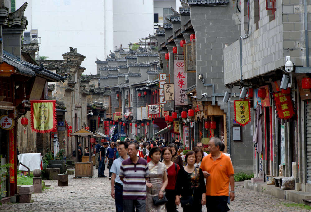 游客在泰宁县尚书巷历史文化街区游览（4月19日摄）。
