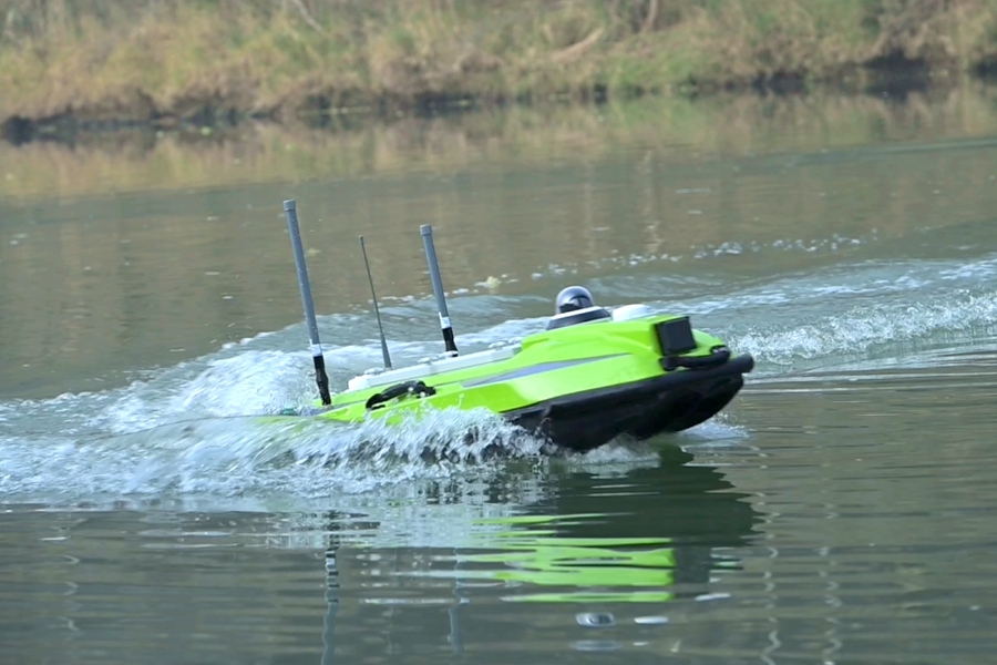 无人测量船正在河面行驶。（主办方供图 敬凡摄）