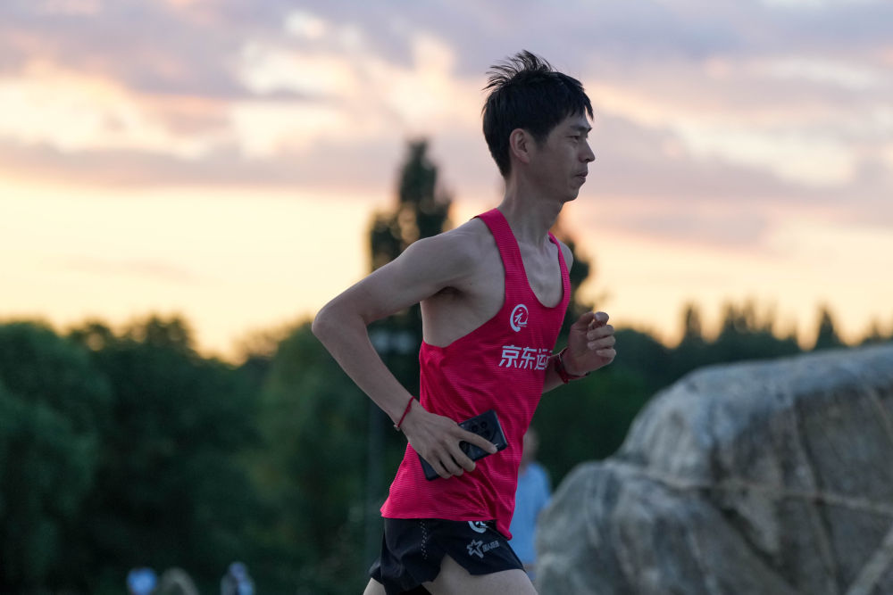 ↑6月24日，栾玉帅在北京奥林匹克森林公园进行跑步训练。