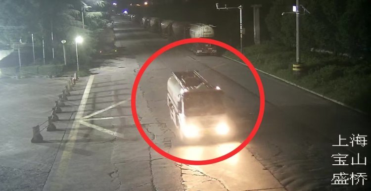 车上存放了大量油桶。图片来源/上海警方