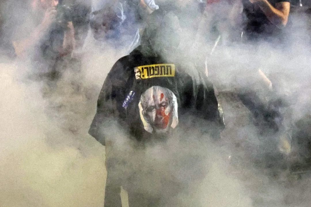 5月26日,以色列特拉维夫,一名抗议者穿着印有以色列总理的服装。当日,被巴勒斯坦武装分子劫持人质的亲属,以及大批民众举行示威,要求释放人质。图/视觉中国