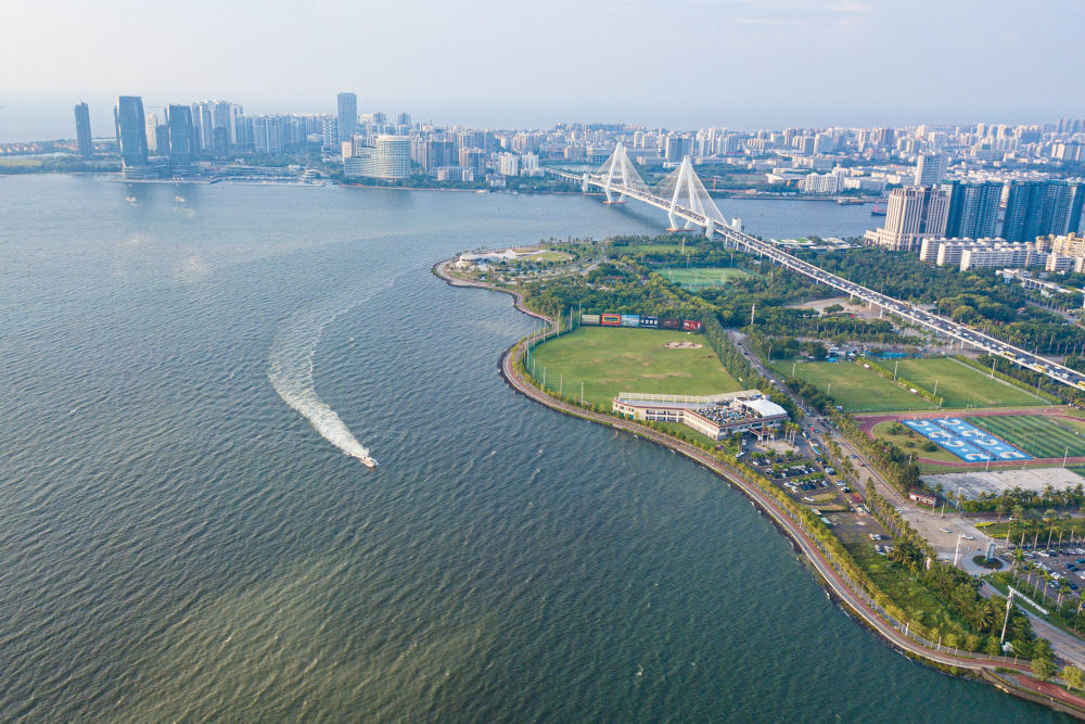 在海南省海口市拍摄的海口湾景色（无人机照片）。新华社记者 蒲晓旭 摄