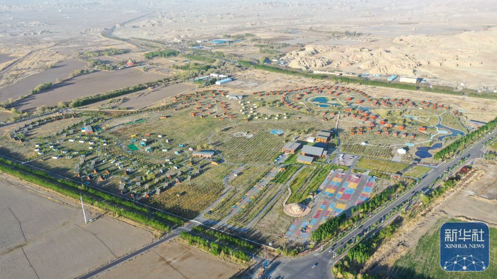 这是在新疆克拉玛依市乌尔禾区拍摄的乌尔禾国际房车露营公园（5月2日摄，无人机照片）。