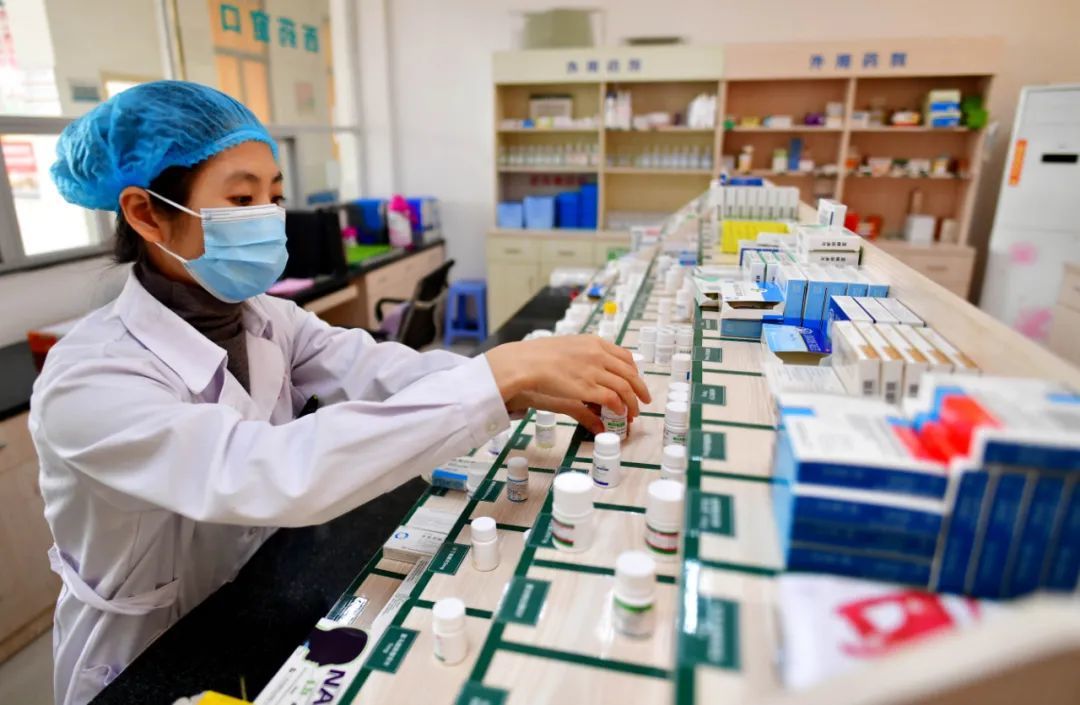 福建省三明市将乐县万安镇中心卫生院，医务人员在为患者配药。中新社记者 张斌 摄
