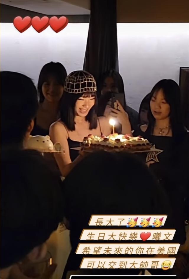 小S罕晒全家福为长女庆生，母女亲密热吻，许老三墨镜遮面最有型