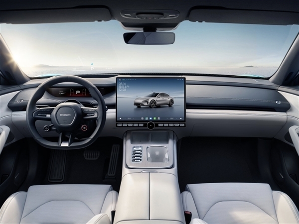 网友等红灯时偶遇小米汽车SU7:尾翼高高升起性能范儿十足