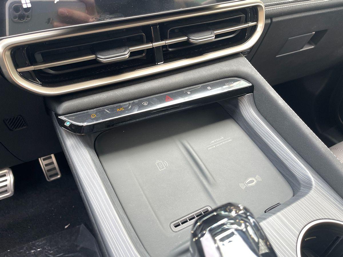 买不起理想L7可以看看TA,P2+P3双电机有创意,捷途山海L9实拍