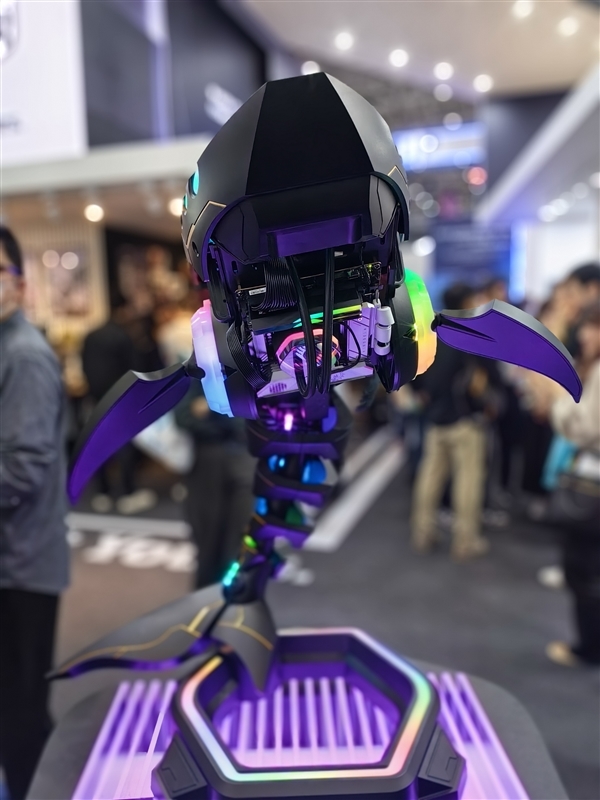 酷冷至尊做了一条“机械鲨鱼”主机!