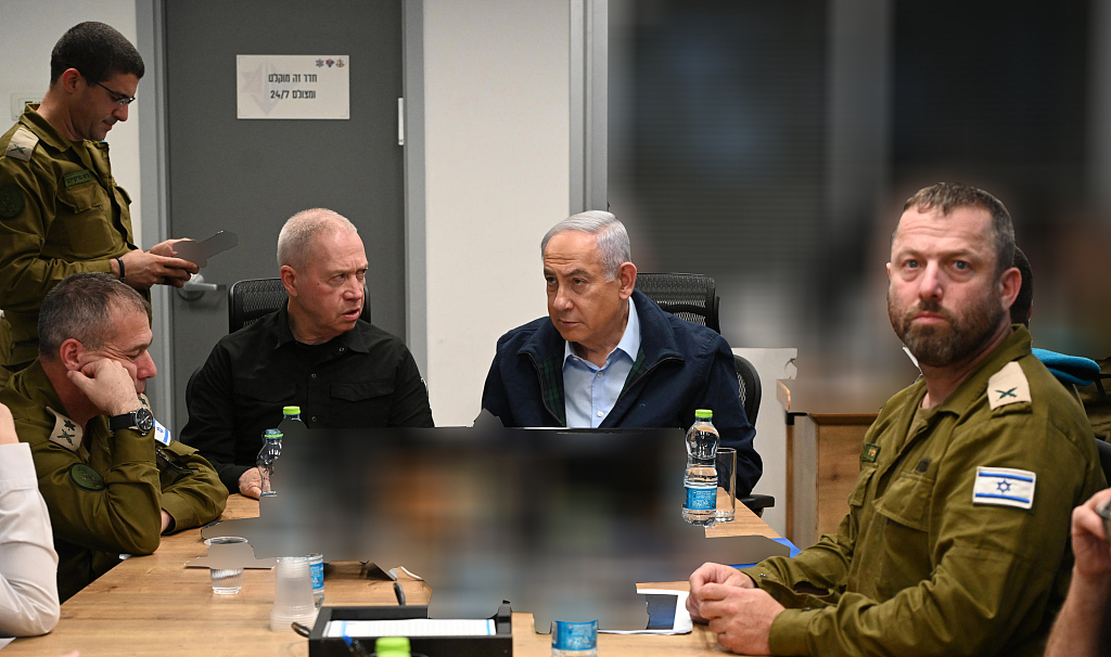 当地时间2023年11月24日，以色列特拉维夫，以色列内塔尼亚胡（右二）和国防部长约亚夫·加兰特（右三）在基里亚的AMT作战指挥室监督行动的进行。（图源：视觉中国）