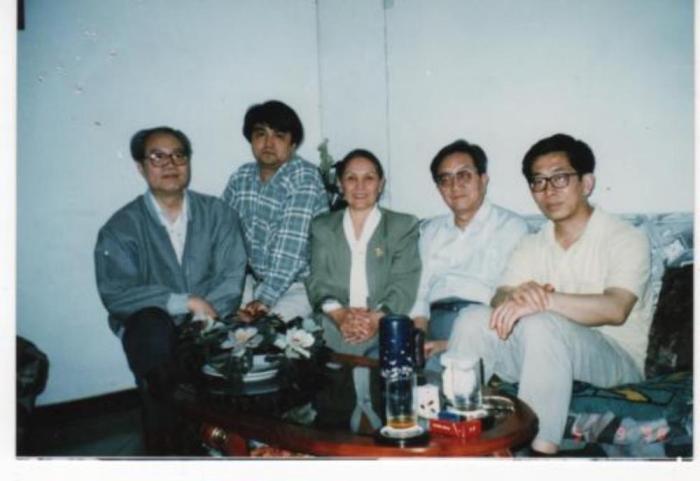 1999年，哈菲佐娃(左三)与中国同事合影留念。(受访者供图)