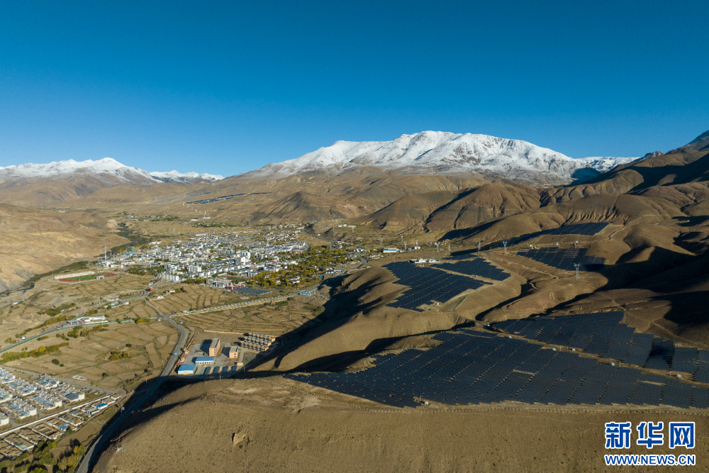 措美县县城附近的光伏电站（无人机照片）。新华网 旦增努布 摄