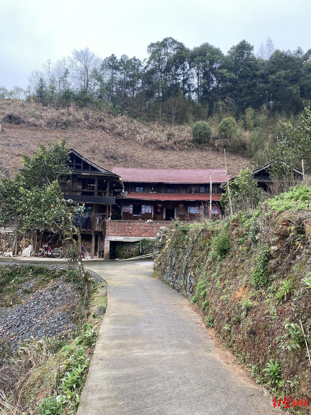 小杨老家所在地,位于山坡上1.jpg